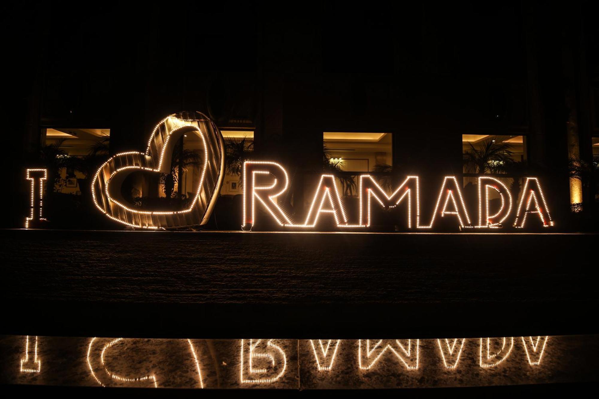 Отель Ramada Plaza By Wyndham Лакхнау Экстерьер фото