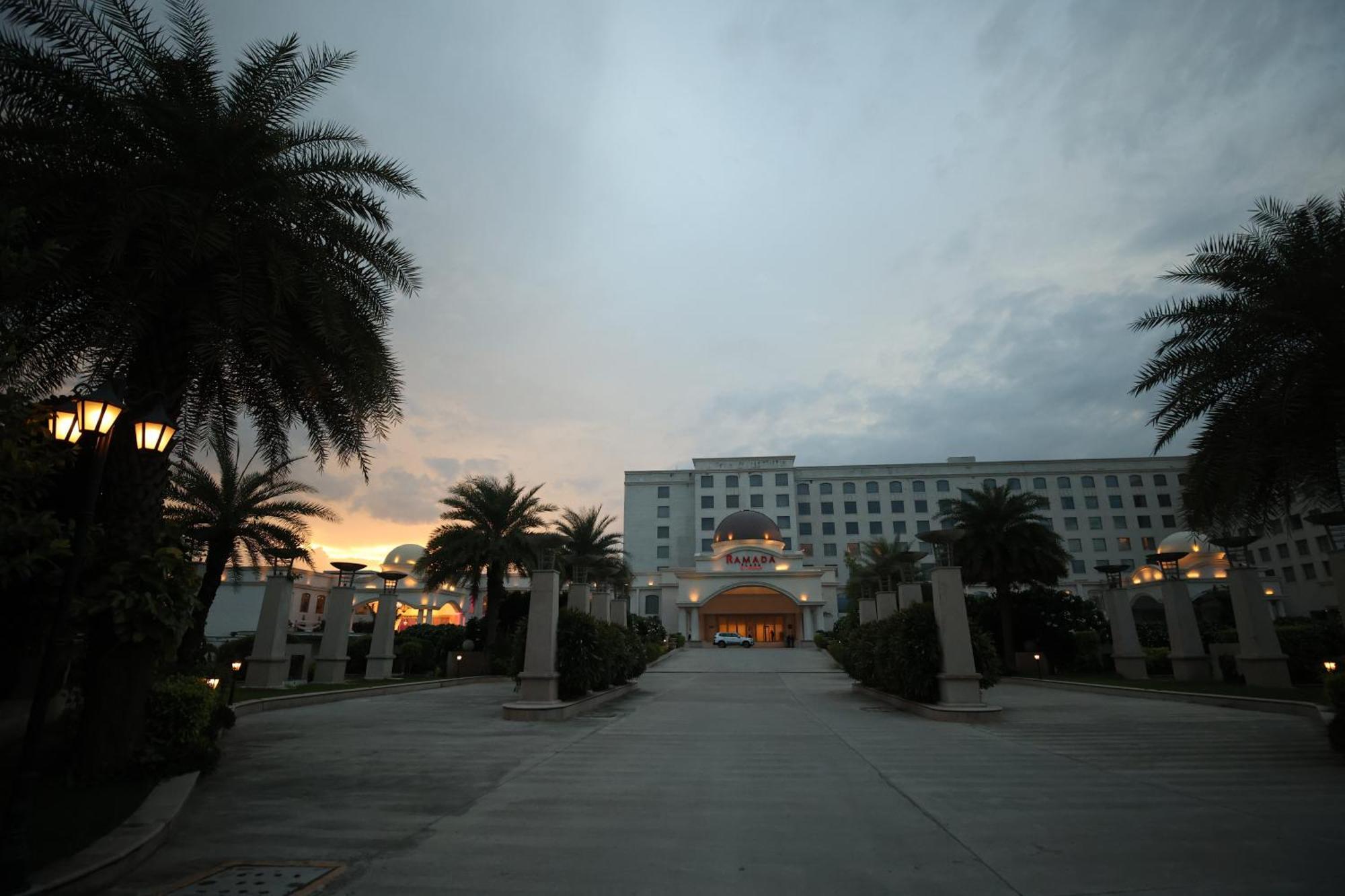 Отель Ramada Plaza By Wyndham Лакхнау Экстерьер фото