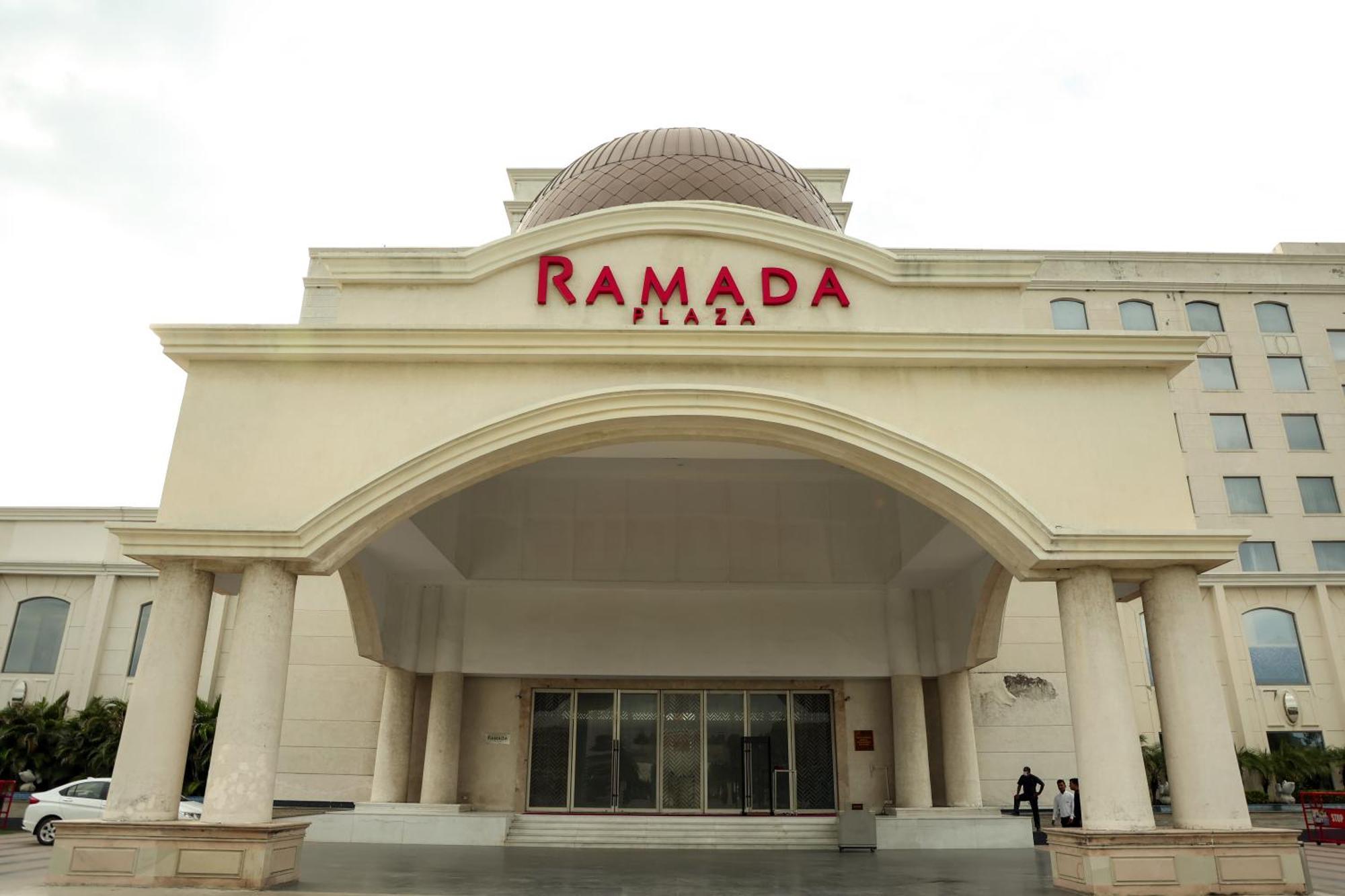 Отель Ramada Plaza By Wyndham Лакхнау Экстерьер фото