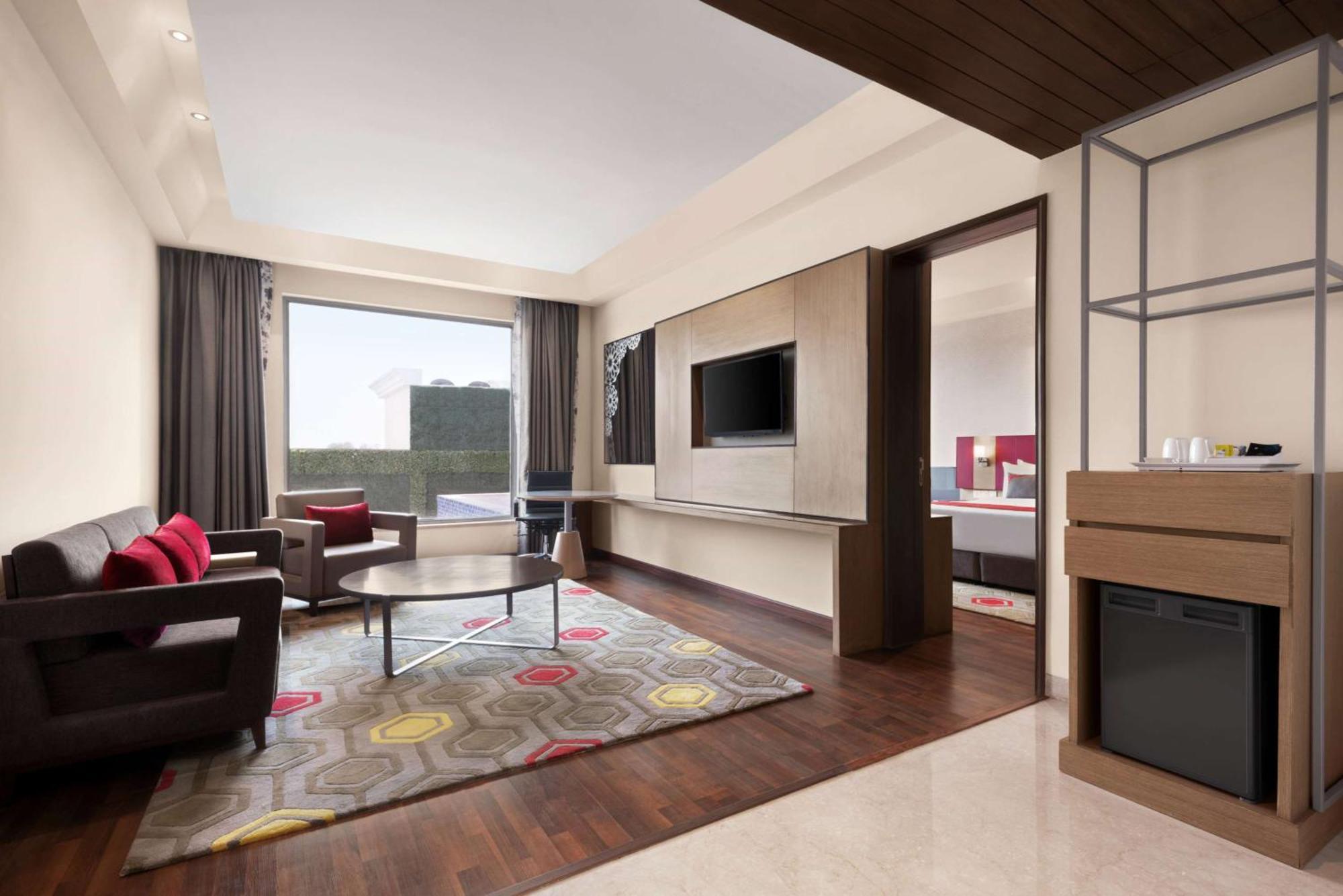 Отель Ramada Plaza By Wyndham Лакхнау Экстерьер фото